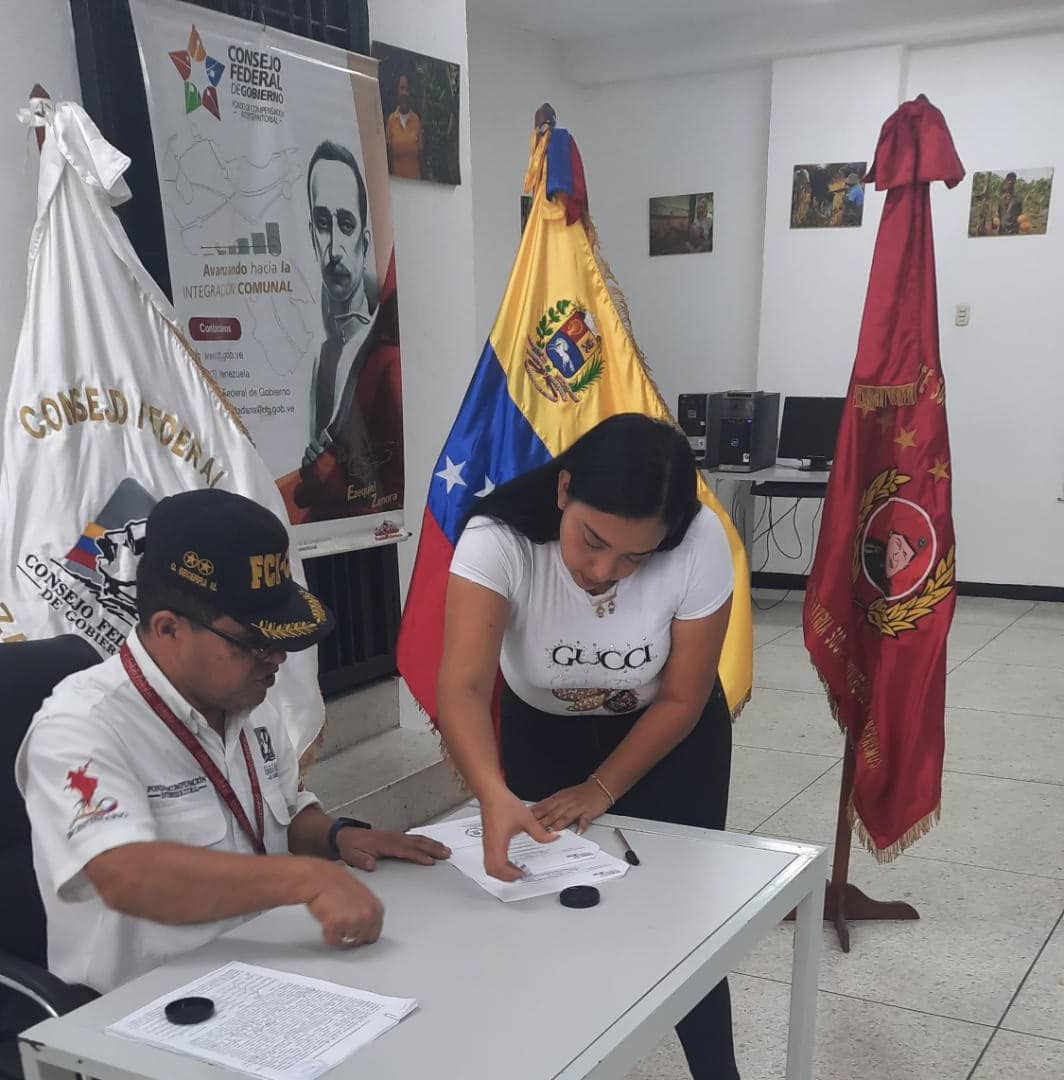 Consejo Comunal URB PADRE FONAECA del Municipio San Judas Tadeo del estado Táchira, FIRMA CONVENIO de FINANCIAMIENTO para la ejecución del Proyecto Alumbrado Público de Panel Solar en la Urb Padre Fonseca de Umuquena. #uretachira #consejofederaldegobierno #cfg #vicepresidencia