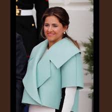 ghitis's tweet photo. Les pareció perfecto burlarse de la primera dama por su vestido y les parece mal que critiquemos que a la vicepresidente le dé por asistir en sudadera a una reunión sin pensar en protocolos. ¡Tienen huevo! https://t.co/r4EPQicKyM