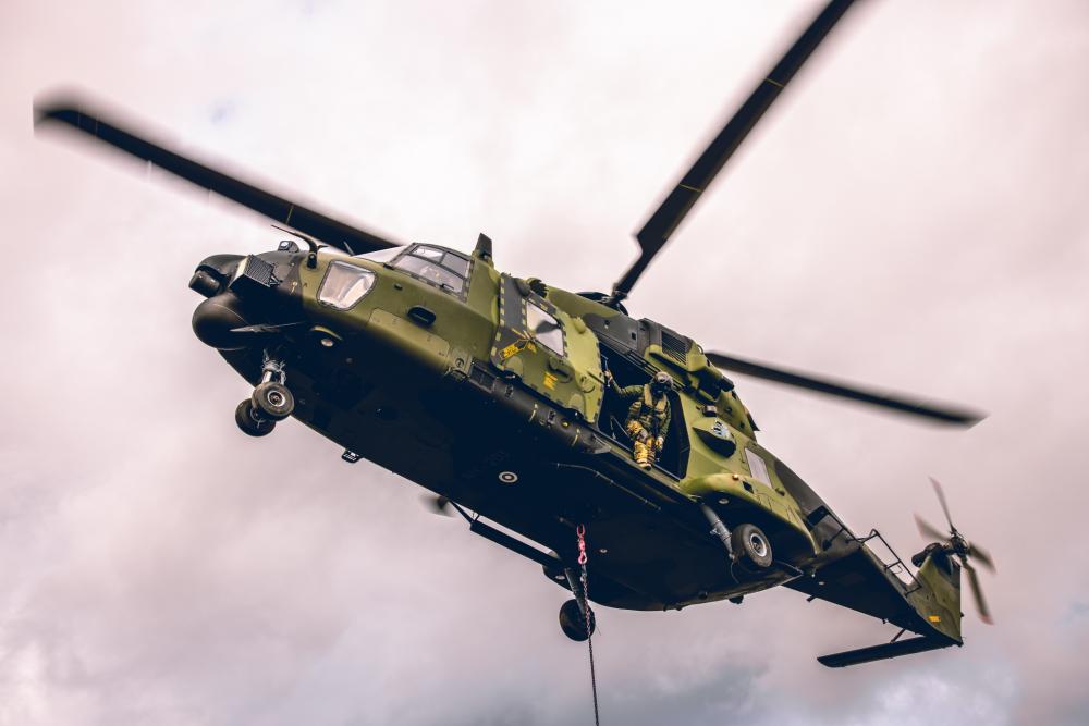 iimefmarines's tweet photo. Ylรถs ja Pois ๐ซ๐ฎ
Marines with @2ndMLG and Finnish soldiers conduct a helicopter support team resupply in preparation for Exercise Freezing Winds 22. #TaskForceRedCloud, headquartered by elements of CLB-6, is deployed to Finland in support of #ExSYD2022 and #ExFreezingWinds2022. https://t.co/QHq8b8aUHW