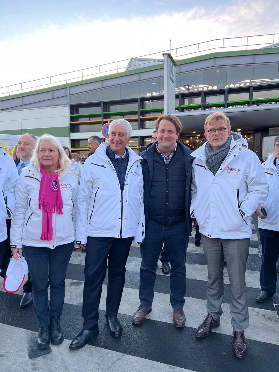 #EnDirect du <a href="/marchederungis/">Marché de Rungis</a> ! Pascal Mutel a eu l'opportunité d'échanger avec <a href="/MFesneau/">Marc Fesneau</a>, Ministre de l'#Agriculture sur l'avenir et les enjeux de la #fleurcoupée.
Un moment constructif qui a permis de partager les préoccupations des acteurs de la filière.
<a href="/slayani/">SJ Layani</a> <a href="/prosderungis/">ProsDeRungis</a>