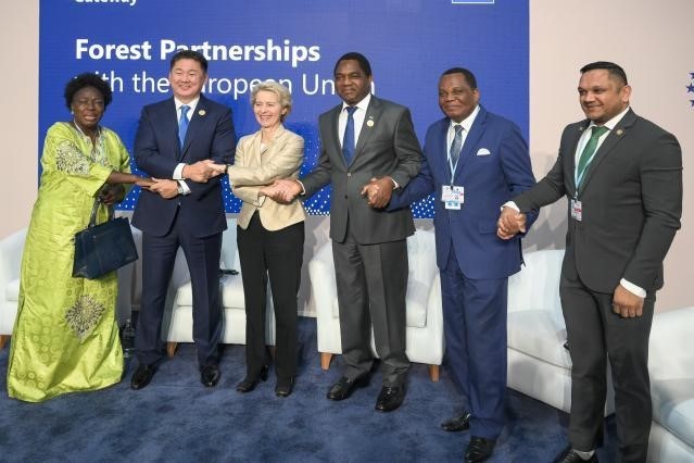 UeRepduCongo's tweet photo. #cop27egypt : l'Union européenne lance des partenariats pour les forêts🌳 avec 5 pays dont la Rép. du Congo🇨🇬
Des mémorandums d'entente ont été signés en tant que contribution à la dimension extérieure du pacte vert pour l'Europe.
#ForestPartnership
https://t.co/yw7t9KaX9D https://t.co/6oM45uP19C