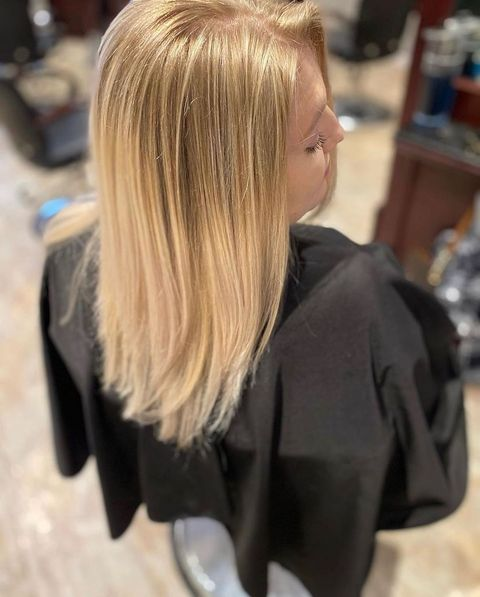 BodyShoppeCom's tweet image. What a beautiful transformation..
That silky, soft shine tho. 
Wella #shinefinity adds a long-lasting color glaze that adds depth, tone and a shine you can FEEL ✨ 
Reservations available 
Call 757-596-4847
#cleanformula 
#wellablondor #wellashinefinity