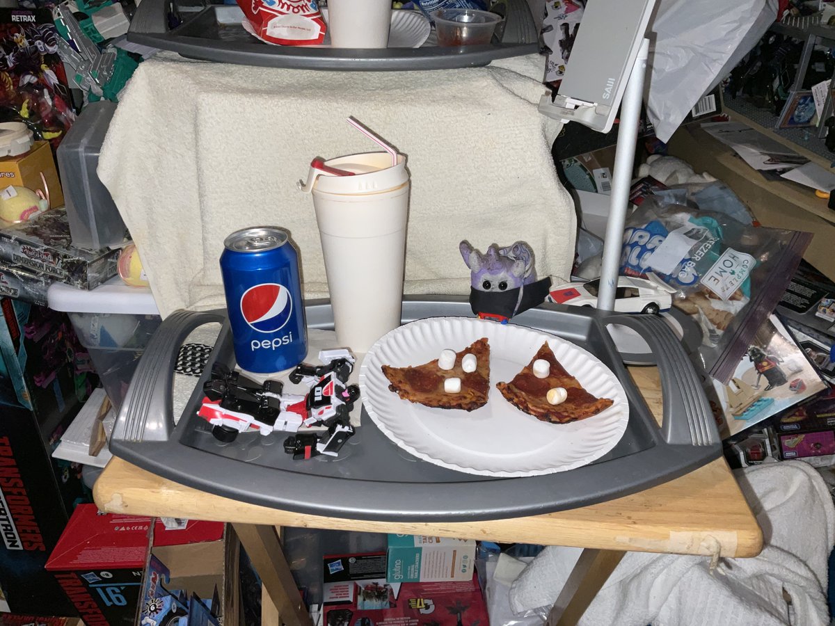 Transfan2's tweet photo. @JesseWittenrich @NightShiningPR @BotCon
Puggle IDW Galvy: Seeing #Crasher/#Fracture From #TransformersLegacy/#Transformers #Legacy Taking A Nap By 2 #GlutenFree #PepperoniPizza #Slices From #DominosPizza On This Weds.11/09/2022 Day! #GalvyTFs #Pizza #GalvyTFsPizza #Velocitron 01 https://t.co/CwYVm7m5MN