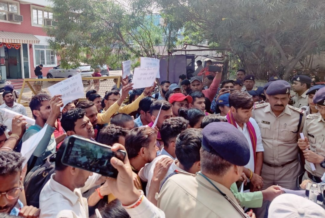 भोपाल में MPTET वर्ग 3 अभ्यर्थियों ने शांतिपूर्वक ढंग से ज्ञापन सौंपा , लेकिन हर बार की तरह नाममात्र के लोग पहुंचें ,
पद चाहिए 51000 पहुंचते 100 लोग भी मुश्किल से , बार- बार प्रयास करोगे तो जरूर सफल होगे सिर्फ कमेंटबाजी करवा लीजिए MP के युवाओं से 🙏🙏
<a href="/NEYU4INDIA/">NEYU || National Educated Youth Union</a> 
<a href="/MPYuvaShakti/">|| MP Yuva Shakti ||</a>