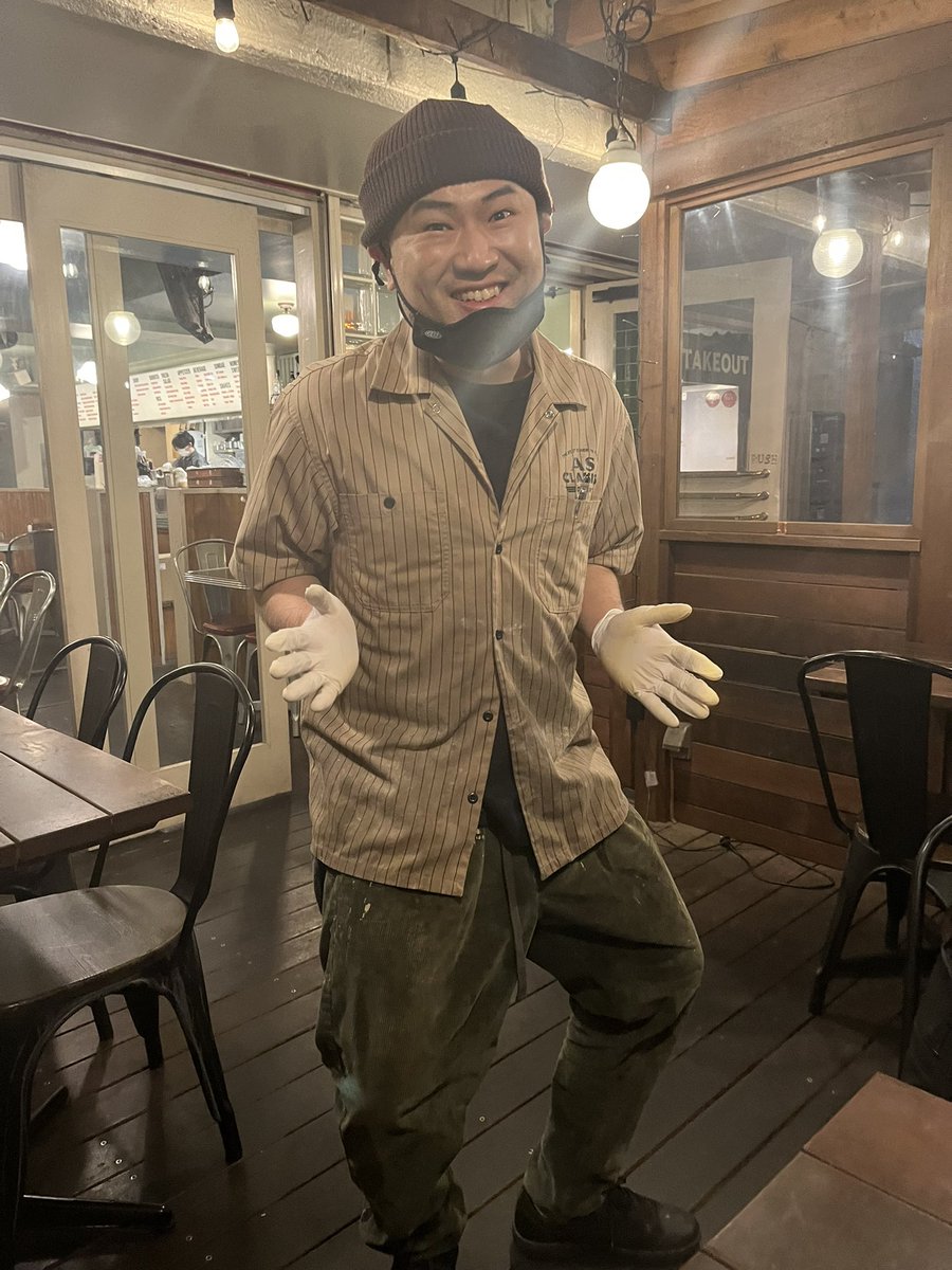 なんかいる！！
すごい働いてる。
たくさんメニュー頼んだらデブじゃんって言ってきた！
ハンバーガーの味はAA、店員の態度29o