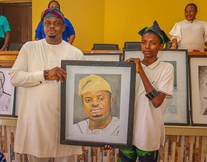 superkidshopng's tweet photo. Pictures from our recent visit to the Commissioner for Culture and Tourism, Osun state. 🇳🇬 #superkids #osogbo #ArtistOnTwitter #2022 https://t.co/DE7DnEHF1q