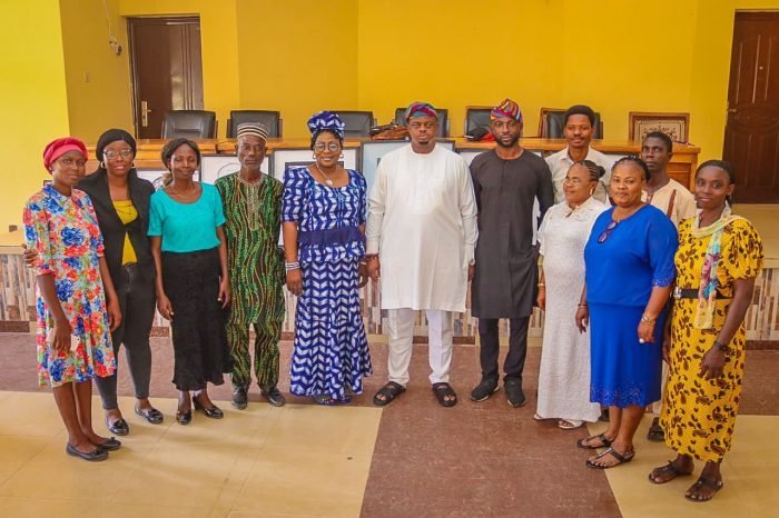 superkidshopng's tweet photo. Pictures from our recent visit to the Commissioner for Culture and Tourism, Osun state. 🇳🇬 #superkids #osogbo #ArtistOnTwitter #2022 https://t.co/DE7DnEHF1q