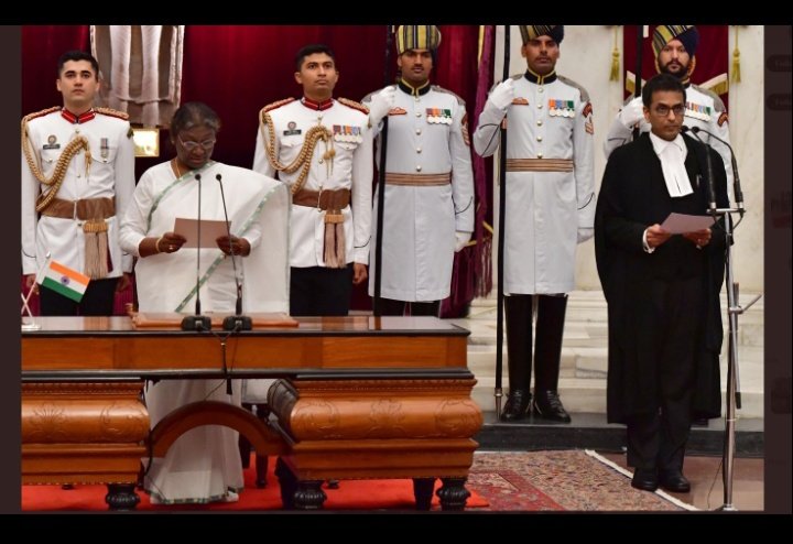 देश के नए CJI बने जस्टिस डी वाई चंद्रचूड़, बोले-अपने कार्य से लोगों को विश्वास दिलाऊंगा कि न्यायपालिका उनके साथ है।