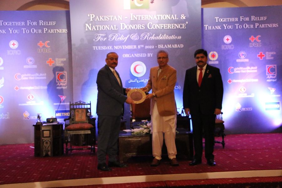 PRC_official's tweet photo. Honorable President of Pakistan Excellency Dr. Arif Alvi presented commemorative shields to Federal Minister Health Abdul Qadir Patel & Brig Mohammed Umer.
#PRCSIDC22 #DonorConference #PRCSInternationalDonorConference #PRCS #President #FloodInPakistan2022 https://t.co/VPLHC8jwzQ