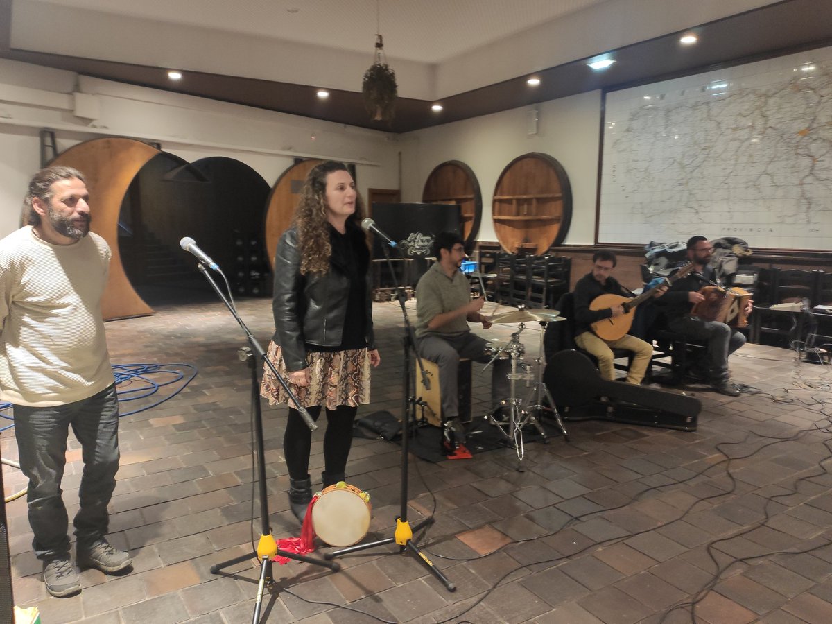 Tamos ensayando pal próximu "Tradicionando", xunto al Grupu folclóricu y d'investigación "El Ventolín" y la banda gaites "Xiranda".
Xueves 24 de payares nel "Valey Centru Cultural de Castrillón".
 Gracies a "El Llagar de Quelo" por dexanos ensayar nes sos instalaciones.