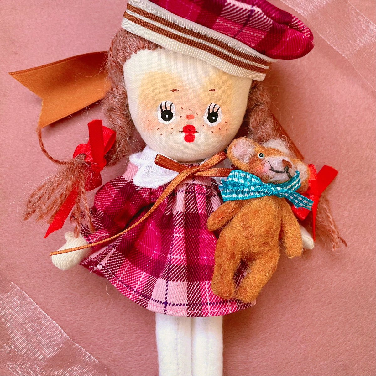 akebi_modoki's tweet photo. 初めて購入したおさげの子と新しい服はピンクタータンセット(@mlleYako)🛍秋の装いです🍂つけ襟と帽子の大きなリボンがかわいいのです https://t.co/p2erZygDHz
