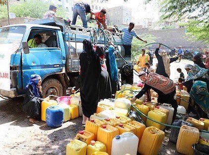 YEMEN’de su temininde yaşanan büyük zorluk nedeniyle, halkın çektiği acı ve sıkıntıları hafifletmeyi amaçlayan 25 kamyondan oluşan 100 bin litre su TAİZ bölgesindeki halka ulaştırılmıştır. 
Rabbimiz bağışçılarımızdan razı ve memnun olsun.
GÜLÜMSE(T)MEK SADAKADIR 😊