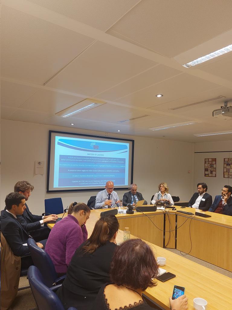 ConfcoopUE's tweet photo. ‼️Inizia la seconda giornata di formazione per i Giovani Imprenditori @Confcooperativ1 

🇪🇺 @GiuseppeGuerin1 illustra l'attività del @EU_EESC e il processo legislativo europeo 
 
💡L'Ufficio di Bruxelles spiega i dossier comunitari che coinvolgono le nostre cooperative https://t.co/fq8K8qM5Px