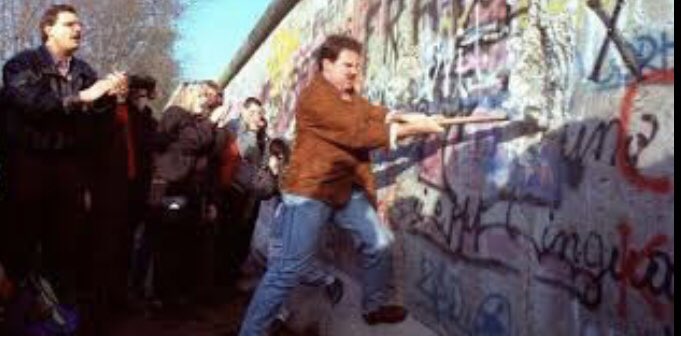 AmericoDeGrazia's tweet photo. #9Nov1989 cae el #MuroDeBerlin en la Alemania Comunista y se restaura la libertad y la unión de esa nación. CURIOSO: #9N1923 #GolpeDeHitler; #9N1938 #CristalesRotos; #9N1989 #CaidaDelMuroDeBerlin. #MemoriaVsOlvido ¡ La libertad es el destino de los pueblos! @GuayanaLibre21 https://t.co/Bb56D6pyHa
