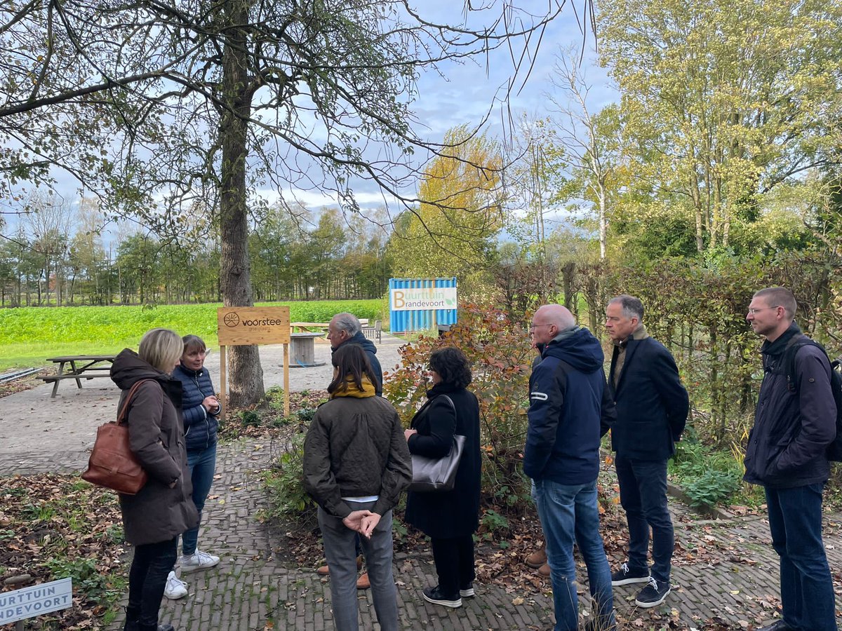 Rondom het thema ‘Ken onze stad’ brachten leerkrachten van <a href="/OMOsgHelmond/">OMO Scholengroep Helmond</a> gisteren een bezoek aan Brainport Smart District. Hier maakten zij kennis met de ambities en bezochten zij de projecten in De wijk van de toekomst. #gebiedsontwikkeling #innovatie #duurzaamheid