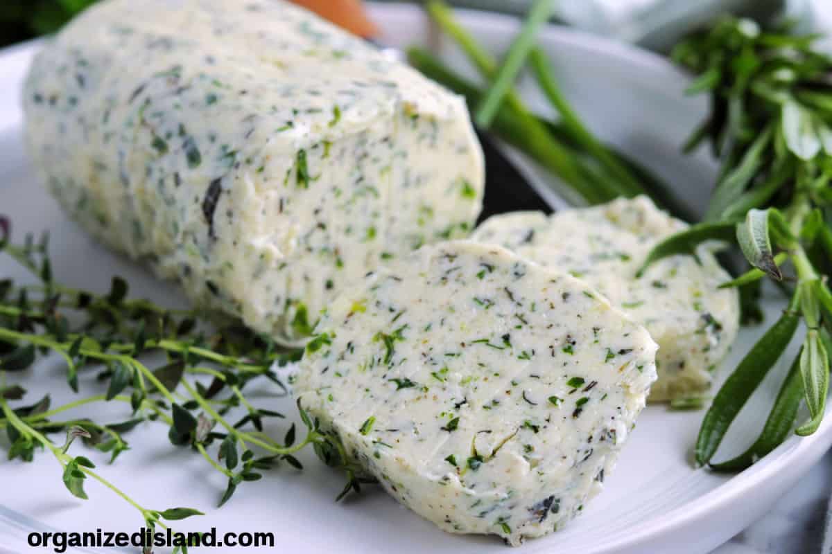 Herb Butter Recipe trbr.io/ZdWcWTM via <a href="/OrganizedIsland/">Raquel</a>