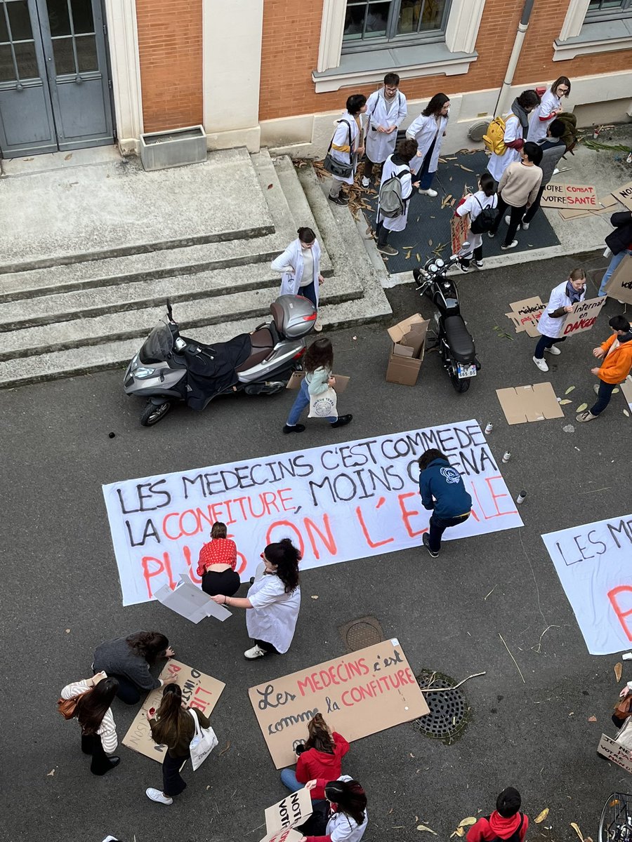 BarTobac's tweet photo. Ce matin, Les #étudiants en #médecine de #Toulouse préparent leur #manifestation contre la nouvelle #réforme du #gouvernement sur la quatrième année d’#internat dans les déserts médicaux  

@actutoulouse  @ladepechedumidi @HL_Occitanie https://t.co/xU9t4jrATX