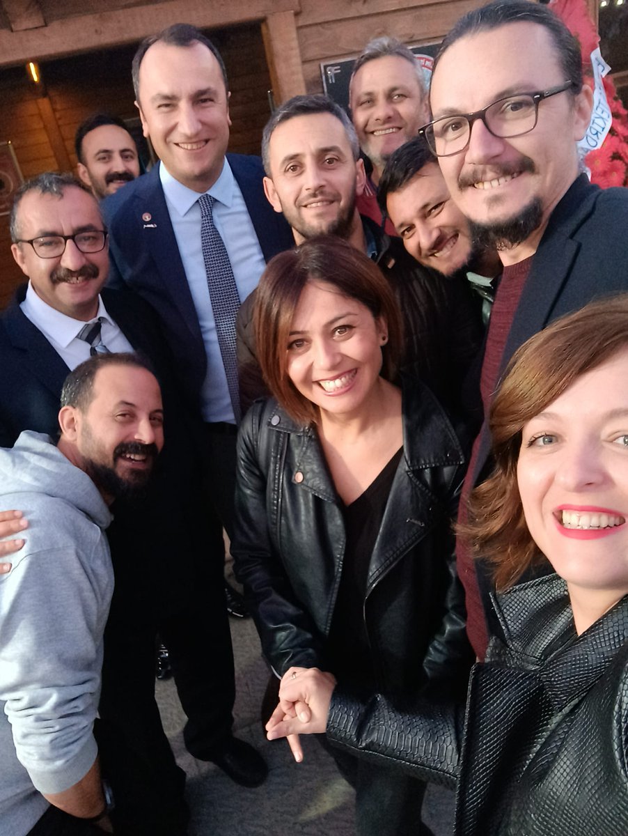Öğretmenlerin yüzündeki gülümsemeyi hiçbir polis müdahalesi, hiçbir ters kelepçe solduramaz.

Öğretmeniz! 
Haklıyız! 
Kazanacağız!

#mesleknöbetindeyiz