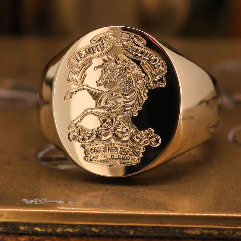 londonengraver's tweet photo. Surface engraved Crest on a 9ct yellow gold 11x13 Oxford Oval signet ring 👑🐴💫
#londonengraver #masterengraver #crestring #pinkyring #masterhandengraver #handengraving #familyhistory #familycrest #heirloomjewelry #jewelry #jewellery #heraldryoftheday … https://t.co/JftQqQhO1L https://t.co/wKqRcbousX