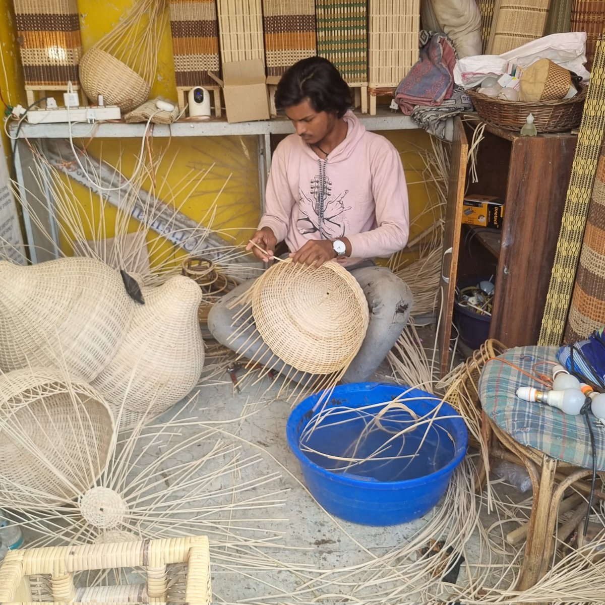 ChapmanLizzie's tweet photo. I went to buy a lamp from a roadside vendor. Incredible service, with full digital invoice direct to my WhatsApp courtesy of @VyaparApp 🙌 and of course UPI payment courtesy of @PhonePe #IncredibleIndia - leapfrogging the world 🌎 in digital adoption 🇨🇮 https://t.co/CPiqcw7yL6