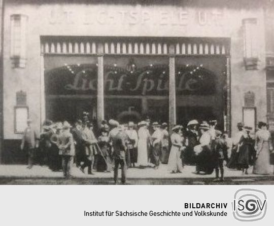 #takeover #isgvpraktikum Wer zur Kinogeschichte forscht, dem kann ich folgende Website ans Herz legen: kino.isgv.de
(Auch für Seminararbeiten sehr nützlich!😉) 
Zu sehen ist das U.T. Lichtspiele, wo z.B. „Der Hauptmann von Köpenick“ 1931 seine Dresdner Premiere feierte