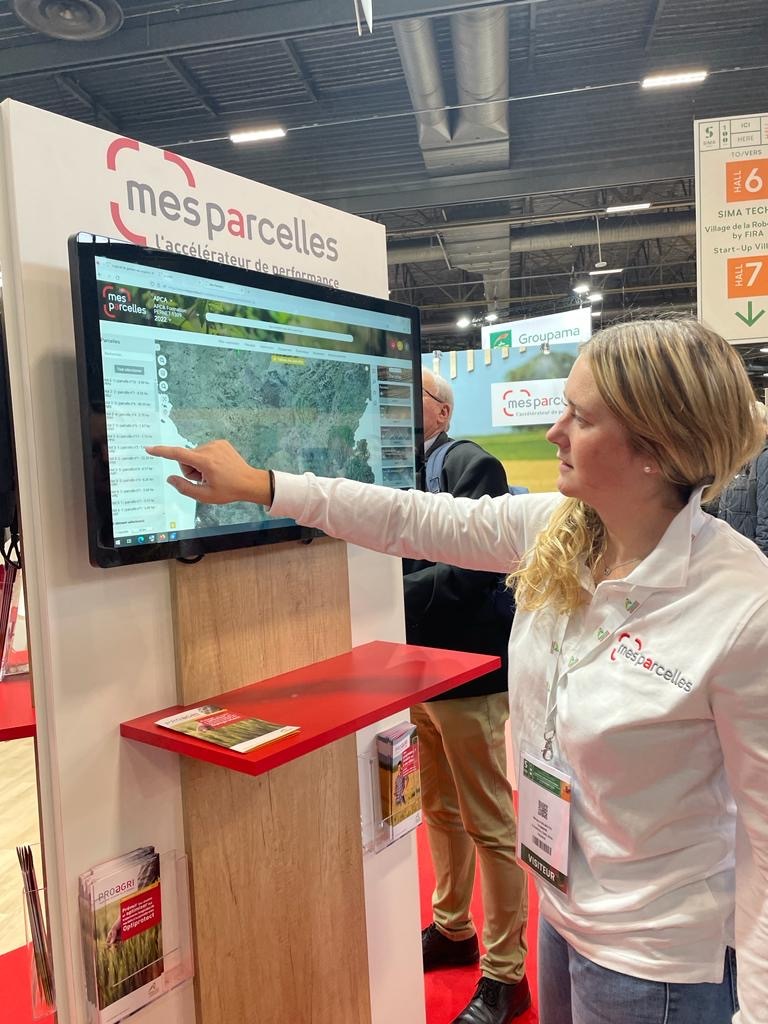ChambagriFrance's tweet photo. 🚜Jour 4 au #SIMA2022
👩💼👨💼 Nos conseillers vous attendent sur notre stand K036-Pavillon 5A
🛰️ Découvrez grâce aux démos en direct de nos équipes, notre solution numérique @MesParcelles_ ainsi que nos #OAD : #Optiprotect @MesSatimages https://t.co/XdQ9aCDJDY