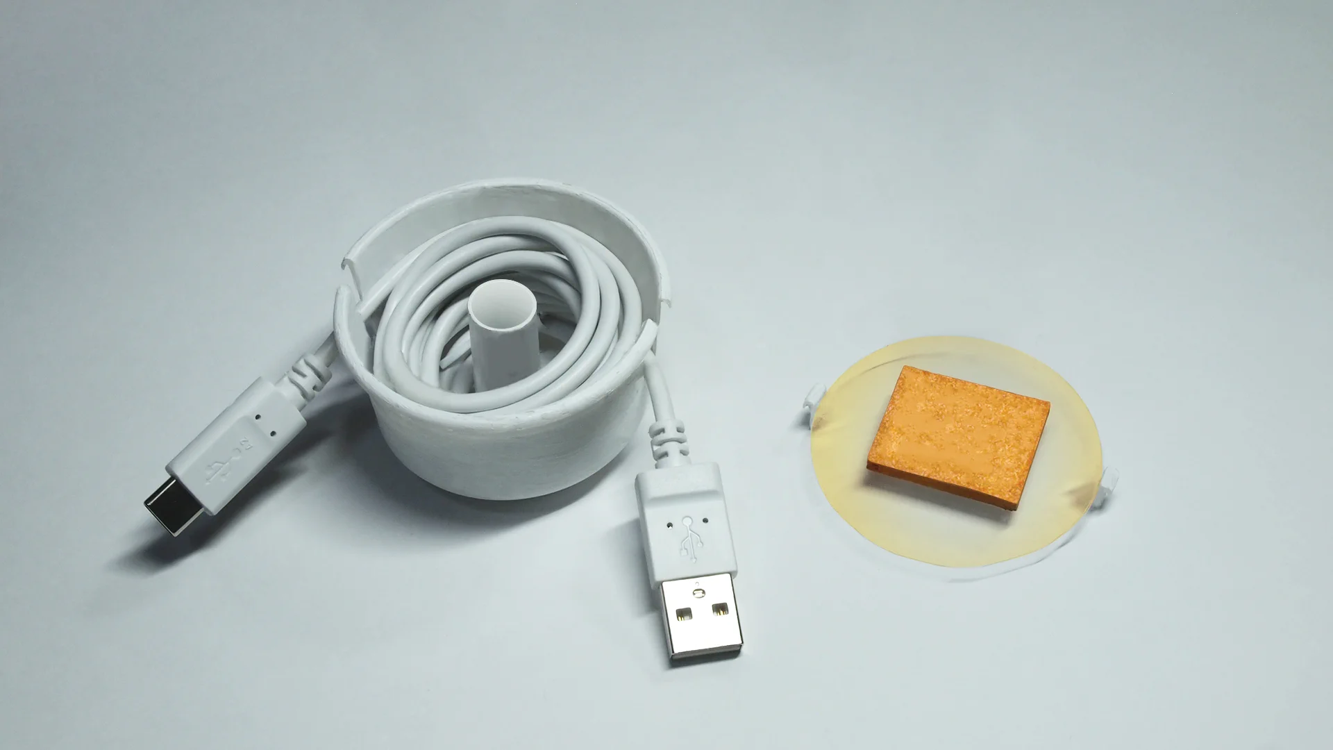 USBケーブルがあの食べ物に変化する？！とあるケーブル収納ケースが話題に！