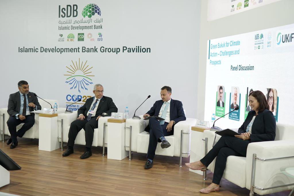 isdb_group's tweet photo. Today at #COP27: #IsDB Vice President Finance, Dr. Zamir Iqbal, attends major side event on “Green #Sukuk for #ClimateAction.
Major players in Sukuk &amp; Bond Markets brainstorm on how IsDB MCs &amp; others can leverage opportunities by Green Sukuk for transition to #green economies. https://t.co/P92vO1BYMs