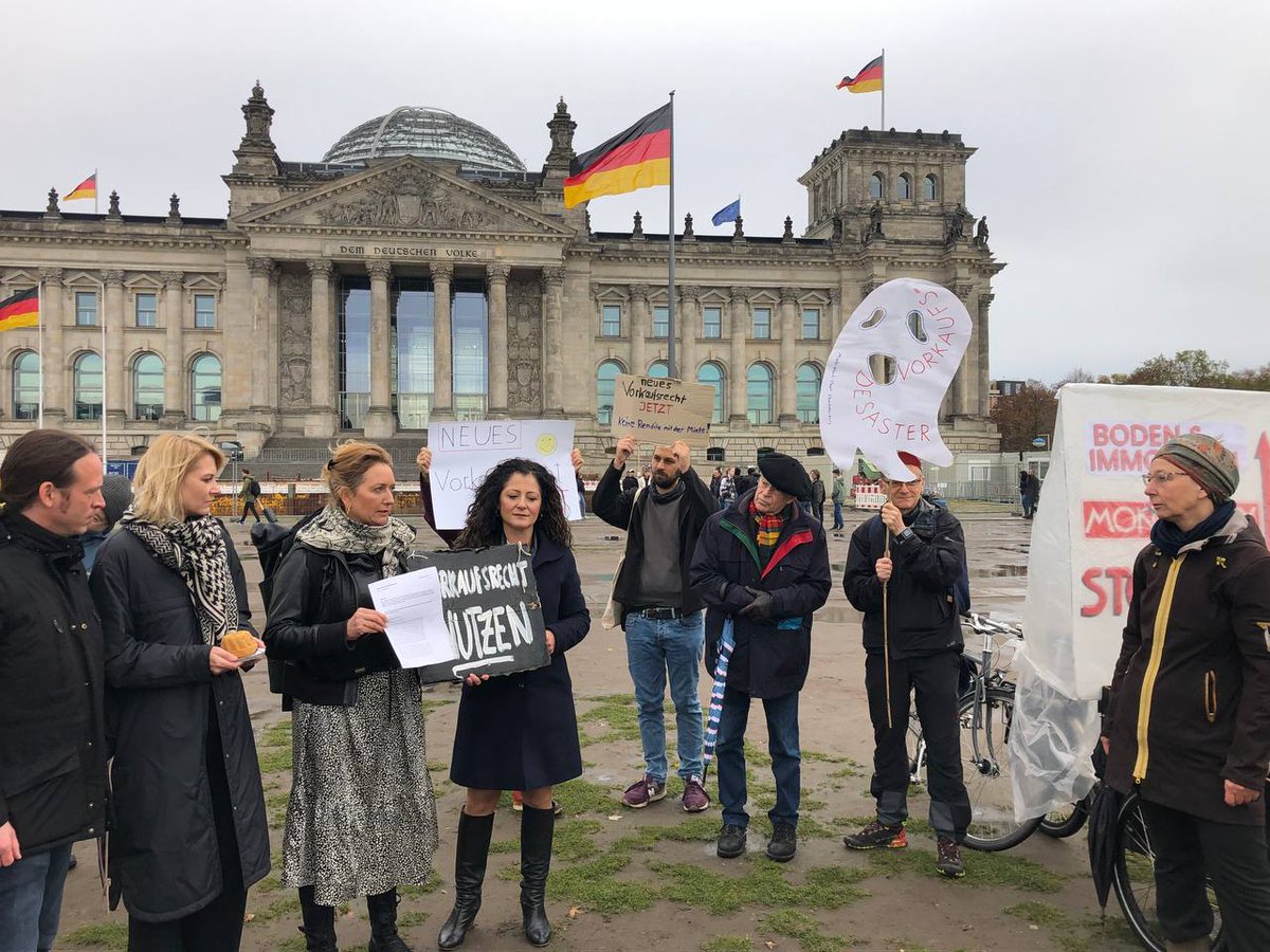 bizimkiez's tweet photo. 1 Jahr nach dem Verlust des #Vorkaufsrecht, jetzt vor dem Bundestag: Initiativen &amp; Hausgemeinschaften wie der Oranienstr 169 und @Hasenheide50 fordern #NeuesVorkaufsrechtJetzt! @MarcoBuschmann, beenden Sie Ihre Blockade, kleben Sie sich nicht am Betongold fest! https://t.co/2yr0CDwR1K