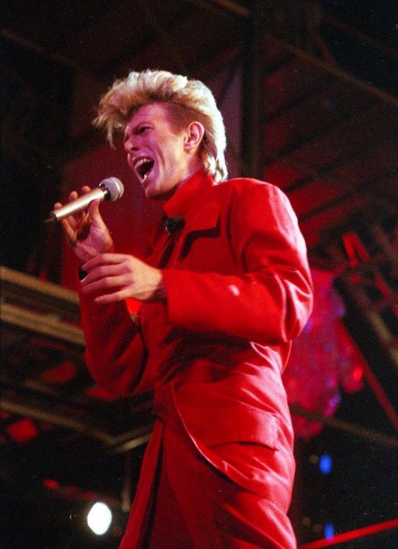DavidBowieBot's tweet photo. （集会禁止の東ベルリンで群衆に遭遇した時を回想して）

西ベルリンの屋外で、デヴィッド・ボウイがコンサートをやっていたのだった。─電波をキャッチして聴いた方が明瞭だろう、と私は言った。「ライブだよ、どうしてもライブが聴きたかった」青年はそう言った。

──北方謙三（作家） https://t.co/mUn6LwT4vU