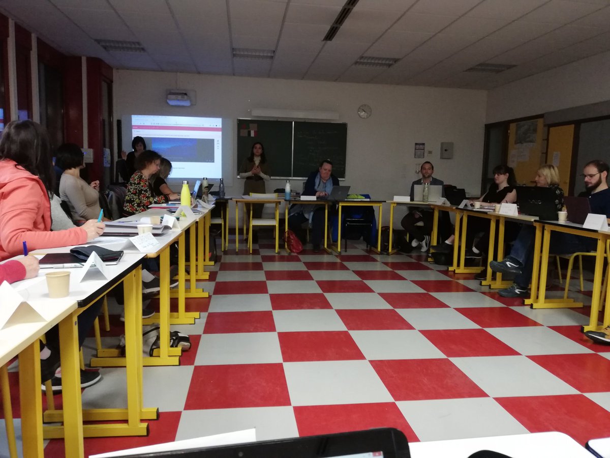 jemmasmc's tweet photo. Formation au lycée Philibert de l'Orme #EDD @ECSI  @Friendship_CDE. Présentation du réseau des écoles associées de l'UNESCO @ASPnetUNESCO (38) @CNFUnesco @Ariane_JL https://t.co/39htg9TguT