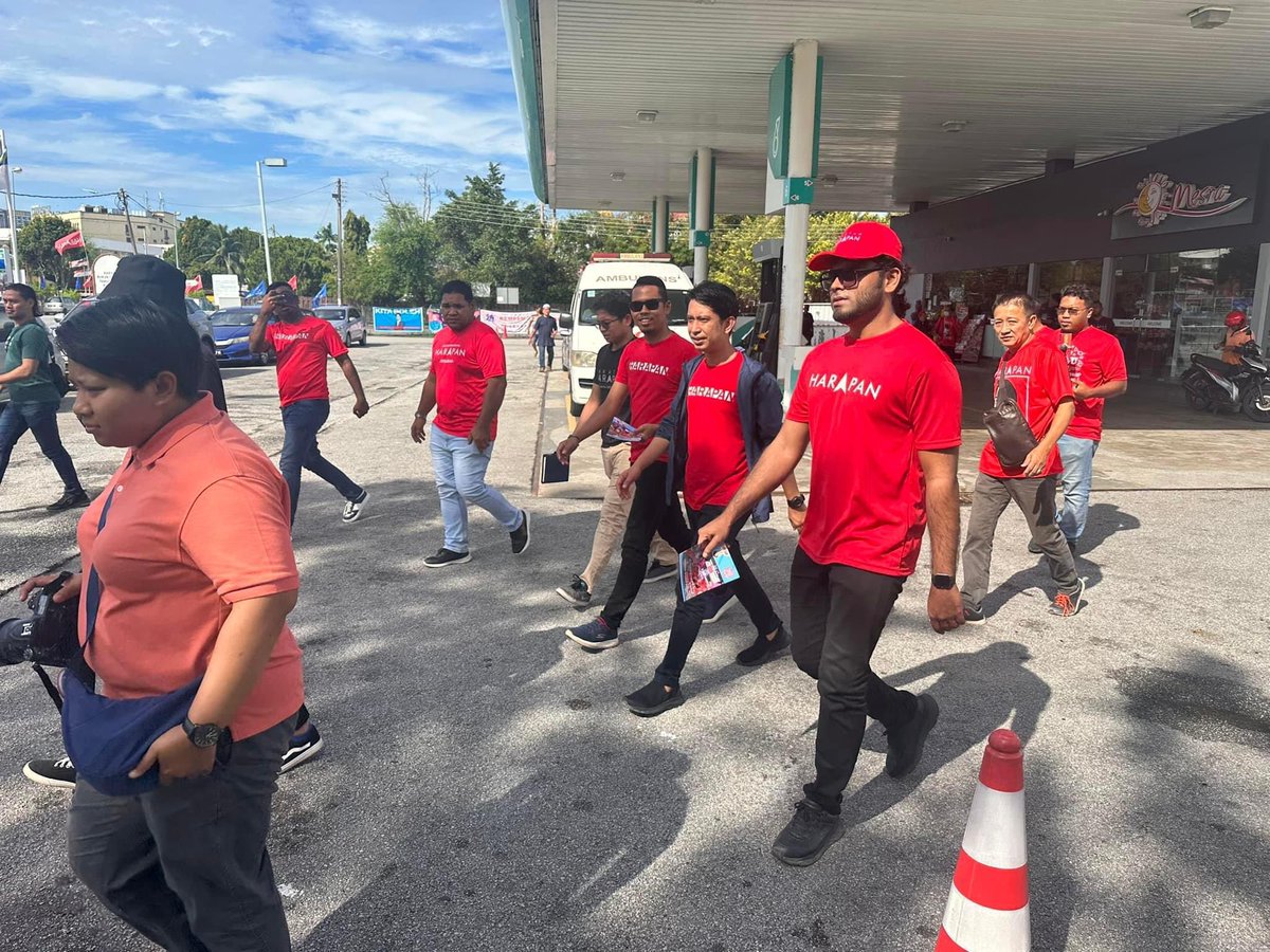 SyarilAli's tweet photo. SKUAD AMK GEMPUR PRU15 #1
Parlimen: P.137 Hang Tuah Jaya
Bersama calon dari Harapan @AdamAdli bertemu pengundi P.137
Insya'Allah Rakyat Hang Tuah Jaya berani untuk buat perubahan untuk Malaysia !
#P137
#AdamAdli
#KitaBoleh
#Harapan
#AMKMalaysia
#AngkatanMudaHarapan https://t.co/tIoh47eiD8