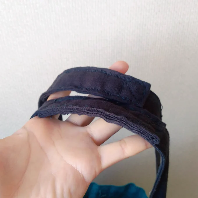 ダイソーさんで買ったカバンの肩ひもが長い長いでしたので、整形手術。 