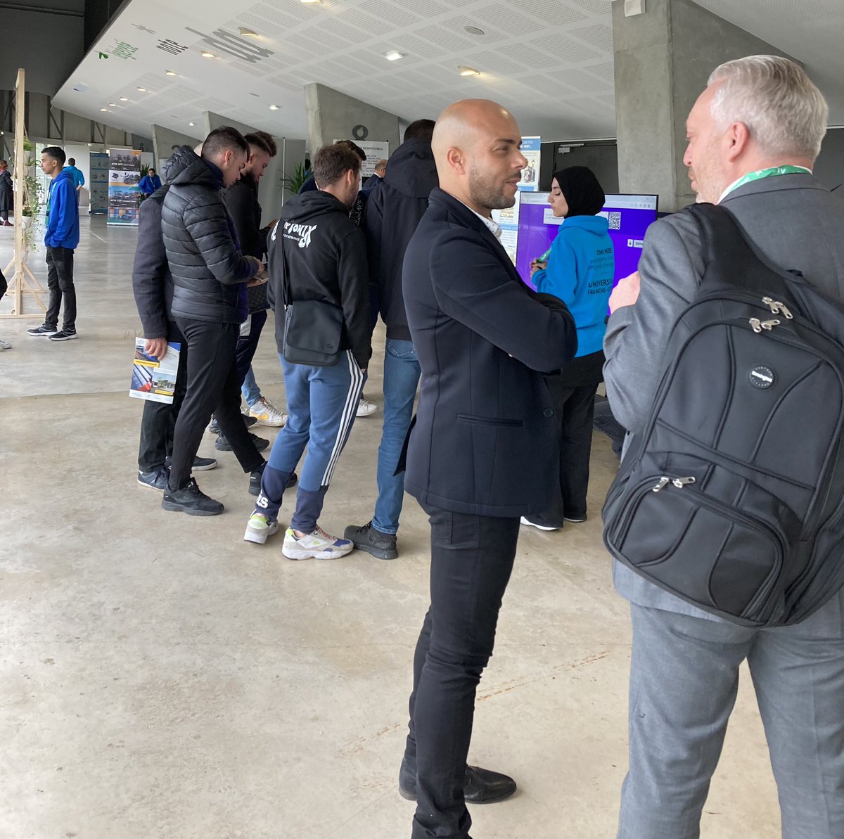 Jour 2 au <a href="/HydrogenBFC/">Forum Hydrogen Business For Climate</a>. Il suffit de monter qqs marches pour accéder à l’espace démonstration <a href="/ENGIEgroup/">ENGIE</a> avec <a href="/fc_univ/">université de Franche-Comté</a> et <a href="/ApprendsEnergie/">J'apprends l'Energie</a> 😀