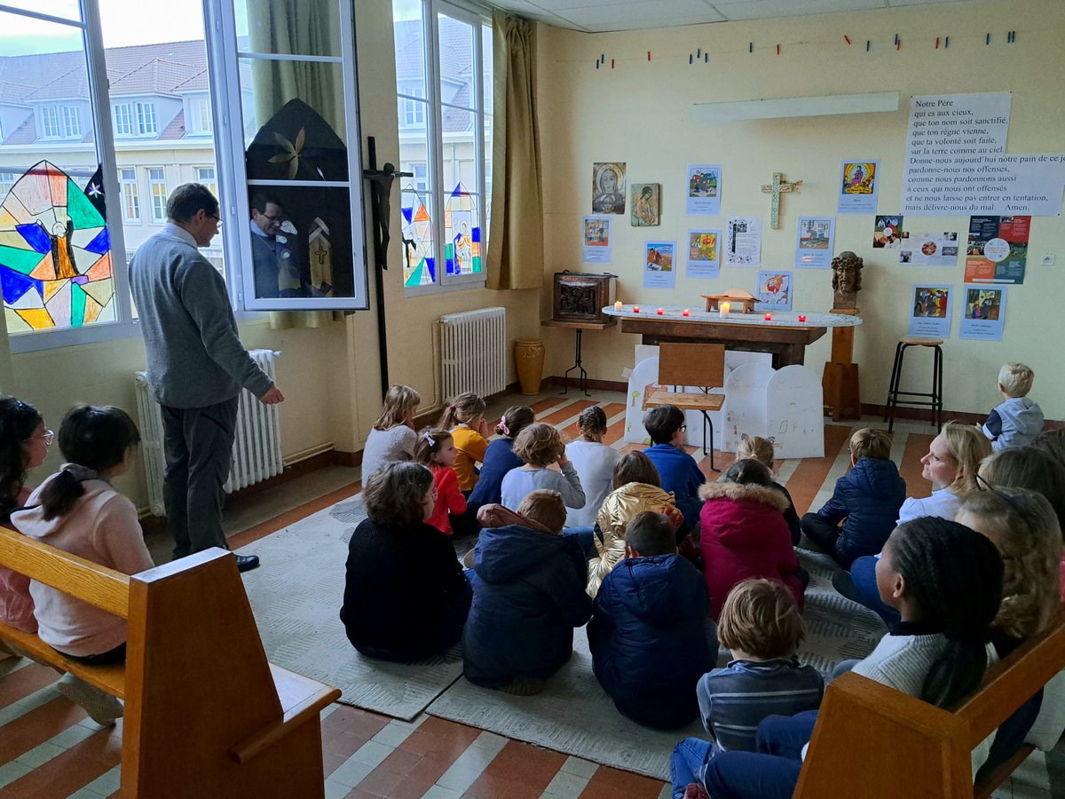 ecolelapro80's tweet photo. Fenêtre ouverte sur notre temps de prière hebdomadaire du mardi matin avec notre équipe pastorale, animé ce mardi 8 novembre par le Père Pascal GAUDERON s.j. venu préparer notre semaine jésuite de janvier 2023. https://t.co/cNr46NIOMa