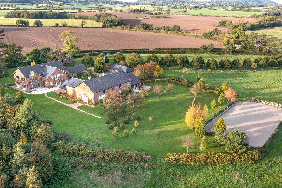 #Hampton #Malpas 

Approached by a sweeping tree lined drive, Hampton Grange is a superb #countryhouse with around 25 acres, magnificent outbuildings and equestrian facilities. New to the market with #JacksonStops Chester with a guide price of £3,000,000.

jackson-stops.co.uk/properties/161…