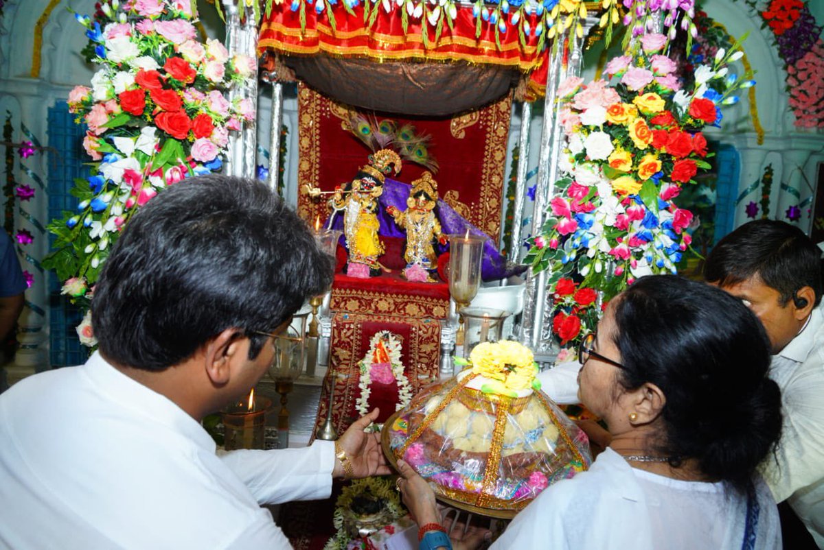 On the auspicious occasion of Rash Mela, our Hon'ble Chairperson Smt <a href="/MamataOfficial/">Mamata Banerjee</a> visited Shri Shri Shyam Sundar temple at Shantipur.

Few special moments👇