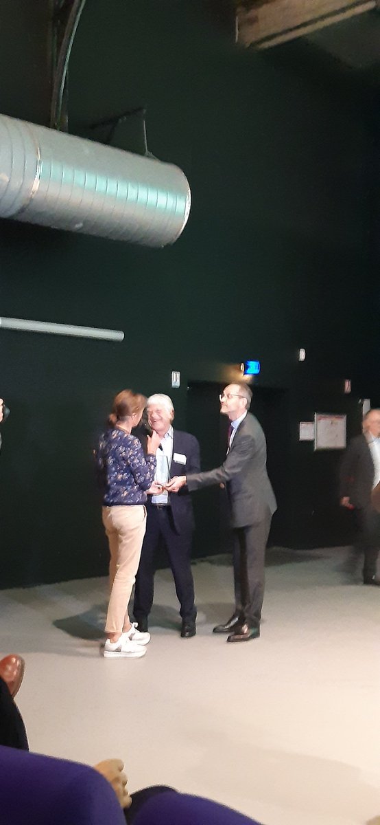 Bdt_HtsDeFrance's tweet photo. Hier aux côtés de @Lemaspr, président de @franceactive, la @Bdt_HtsDeFrance remettait le prix coup de ❤️ de la cravate solidaire lors du Grand Prix de la #financesolidaire organisé par @Label_Finansol #GPFS22
@BanqueDesTerr https://t.co/6KRYsm45xp