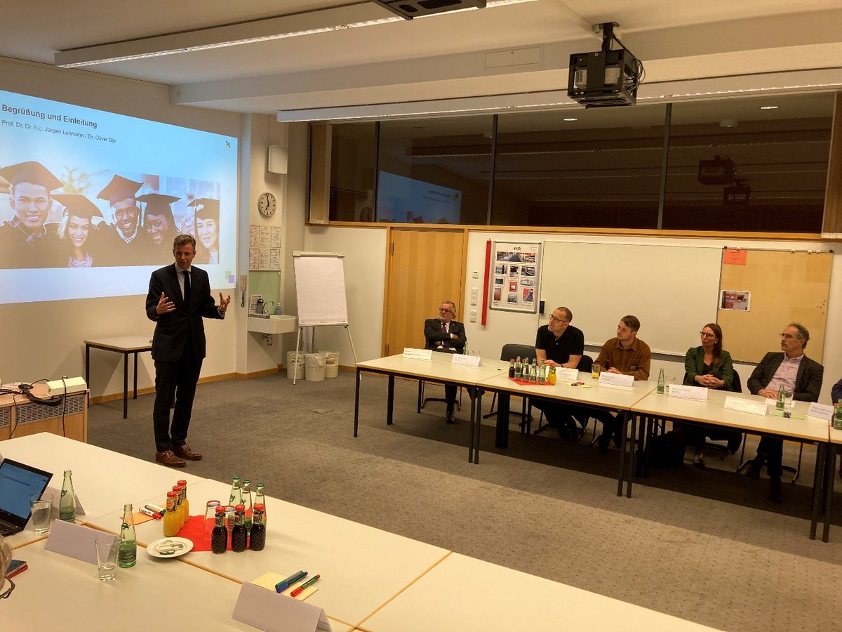 HomeOfResearch's tweet photo. Keeping more foreign skilled workers in the region: How can this succeed?
Read up on the lively exchange in our region in October: https://t.co/bTczLb9lYP
@OliverBaer14 @researchbavaria @Kuratorium
#hierwirdknallhartgeforscht #UpperFranconia #forschendehochschulehof https://t.co/aaN2uwW8nx
