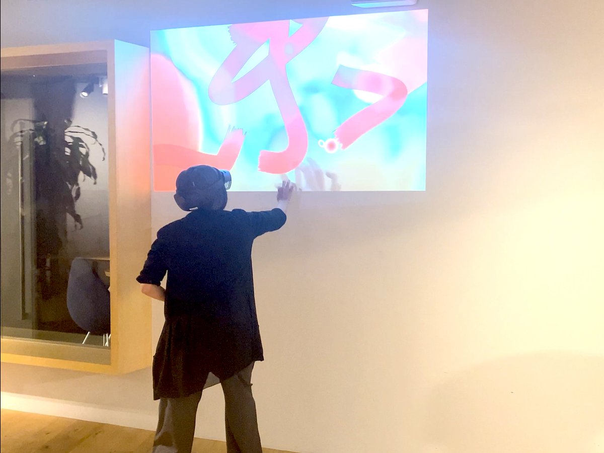 monstarlab_inc's tweet image. 書道家の江島史織さん @ejisio と
ドバイのアーティストのSana Alamさんが
ひとつの仮想空間でコラボレーション🇯🇵🇦🇪

日本語とアラビア語で
“未来”
を表現してくださいました✨

#マイクロソフトホロレンズ
#AR 
#Monstarlab