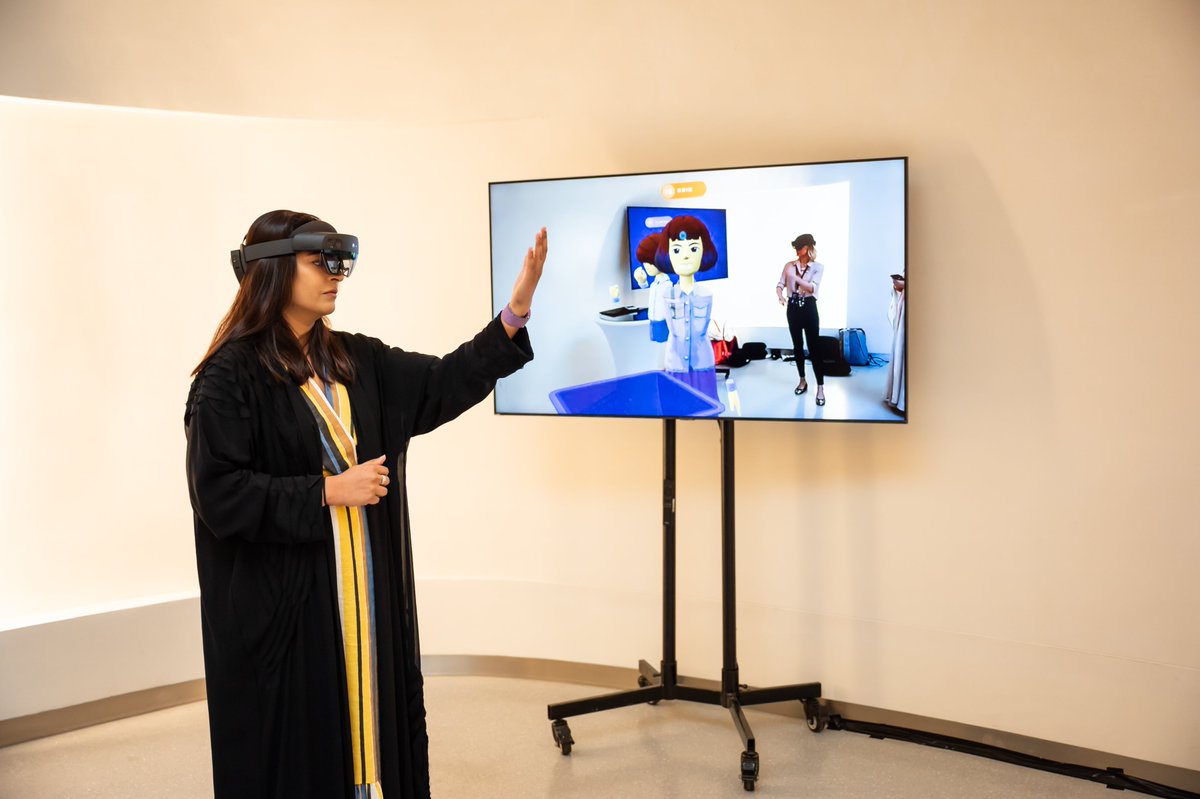 monstarlab_inc's tweet image. 書道家の江島史織さん @ejisio と
ドバイのアーティストのSana Alamさんが
ひとつの仮想空間でコラボレーション🇯🇵🇦🇪

日本語とアラビア語で
“未来”
を表現してくださいました✨

#マイクロソフトホロレンズ
#AR 
#Monstarlab