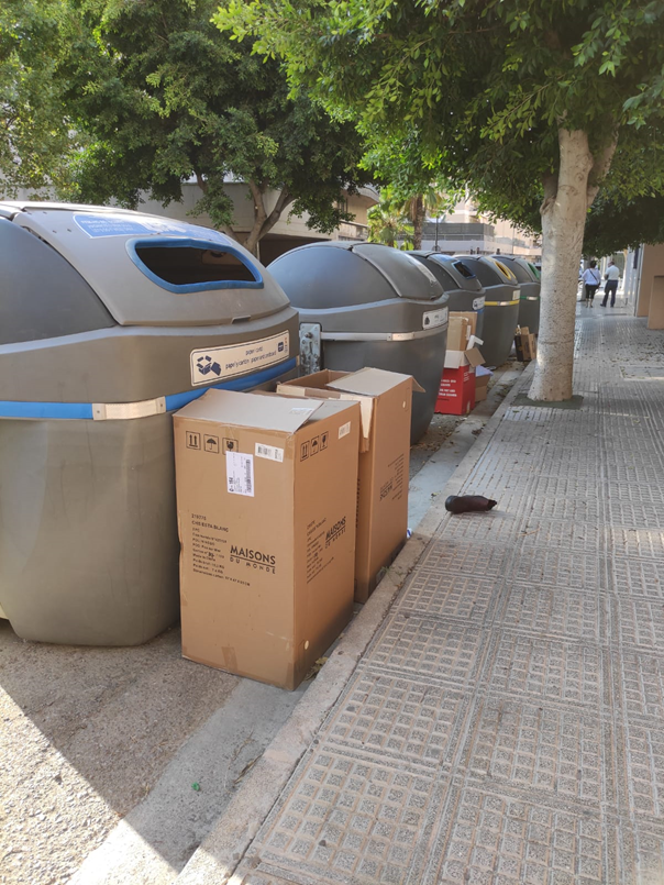 EivissaNeta's tweet photo. Si us plau, abans de baixar el teu cartó per a reciclar-lo, assegura't de reduir la seva grandària al màxim i facilita la seva entrada al contenidor. Una ciutat neta és millor per a tots  🔵

#EivissaNeta #ÉsCaTeua https://t.co/8BOCrGfS3q