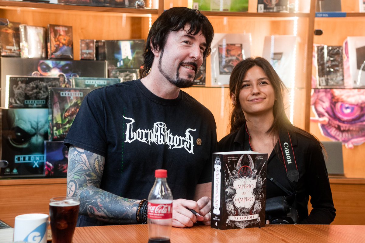 <a href="/Cambiaformas/">Cam ©</a> <a href="/AndreaRFernand/">Andrea R. Fernández</a> ¿El libro más vendido de octubre? Es #ElImperioDelVampiro, de Jay Kristoff 😉 (aquí sale con <a href="/buhlune/">Buh Lune</a>, la fotógrafa fotografiada).