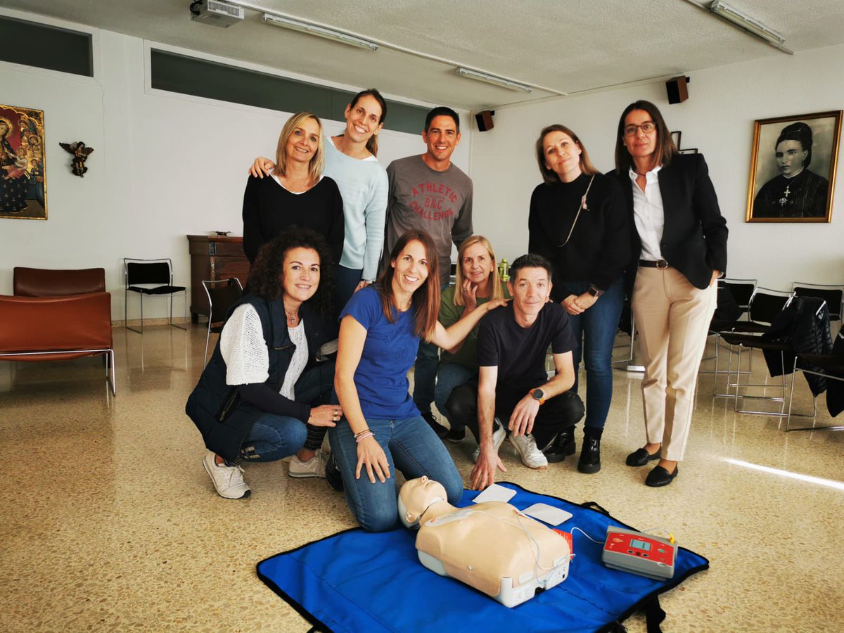 pmariasantcugat's tweet photo. El nostre personal en contínua formació! Sempre al capdavant de la qualitat #dea #iiin #innovacio #salut #santcugat #salvantvides #rcp https://t.co/mkNMWu6BuS