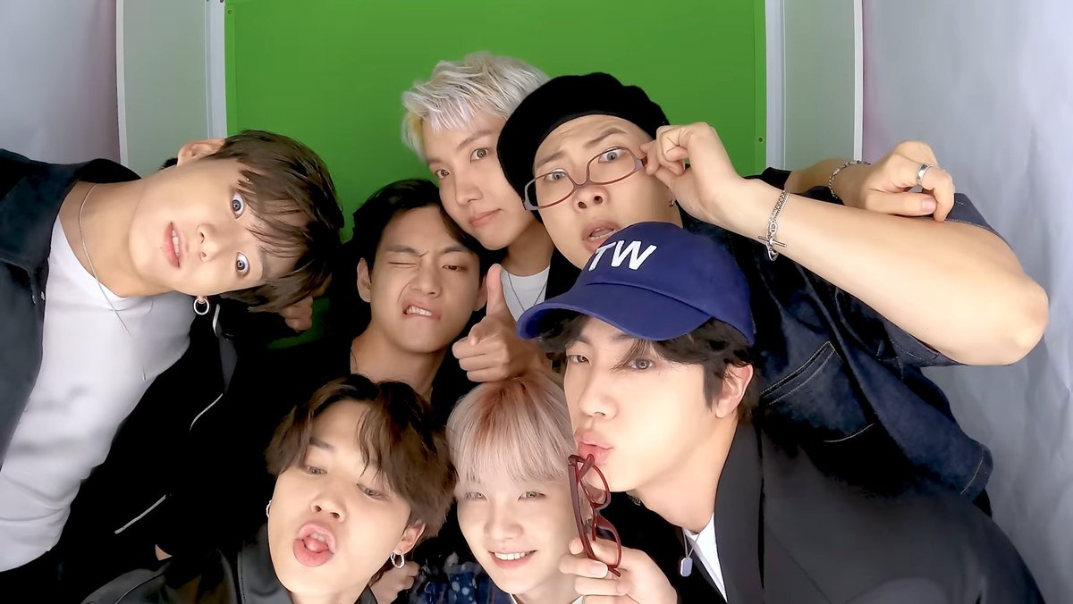 btschartsxdaily's tweet photo. Cuties 😭💜

• I vote for BTS (@BTS_twt) for Favorite K-pop Artist at the #AMAs https://t.co/8lBY3UM62I