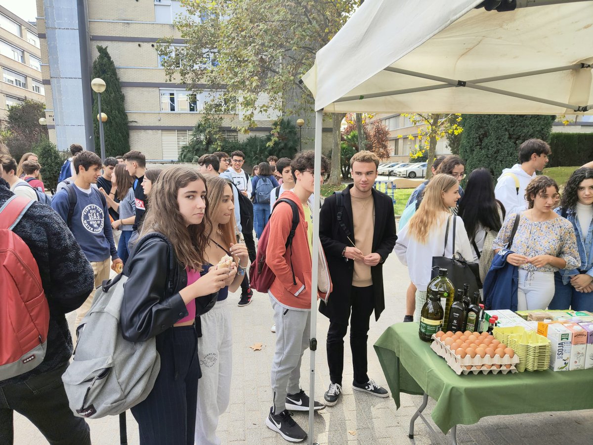 Sostenible_UV's tweet photo. Mercat Sostenible i de Proximitat al Campus de Burjassot. Encara estàs a temps! Estarà fins a les 14 hores i tornarà dimecres. https://t.co/NnTo2ZwsN8
