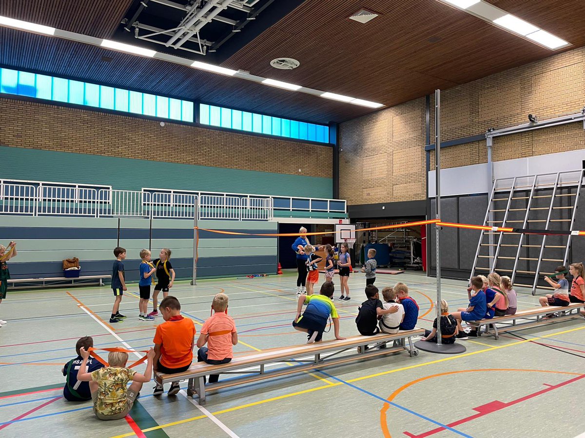 SchoonRaisa's tweet photo. Dag 2 kennismakingslessen basisschool @het baken @gemeentealtena #volleybal #KBSS groep 3-8 https://t.co/TYKmuq0zbu