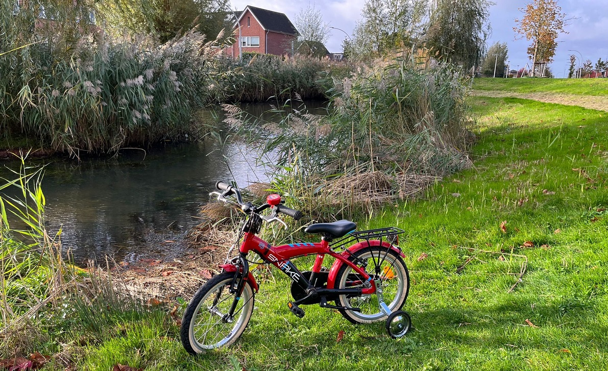 Laat geen spullen onbeheerd bij een waterkant achter. Voorbijgangers bellen 112 als zij denken dat er iemand in het water ligt. Hulpdiensten rukken hiervoor bijna dagelijks uit. Help mee dit te voorkomen! #waterongeval

Dank, namens alle hulpverleners. 

eenvandaag.avrotros.nl/item/brandweer…