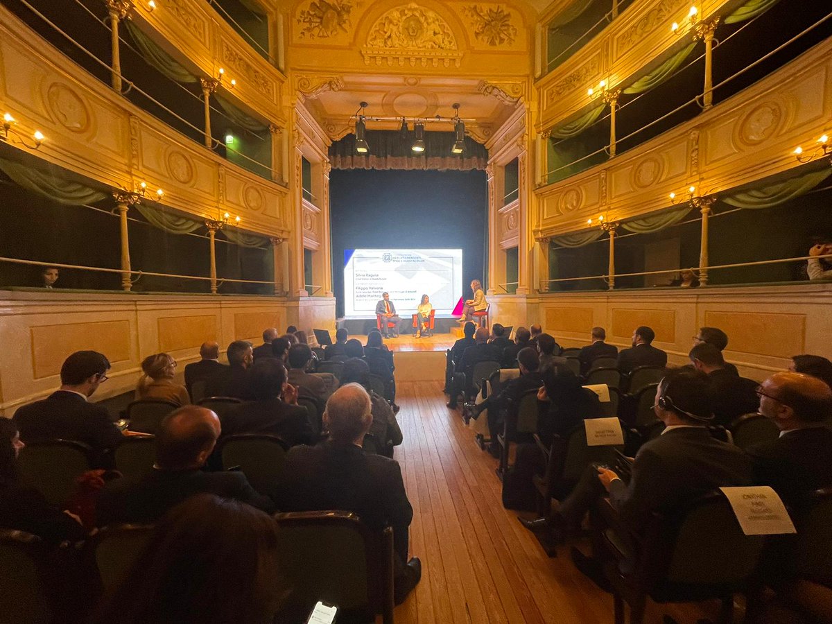FundsPeople_it's tweet photo. ❓Il mercato degli Emergenti è complesso e vario. Come approcciarsi alla selezione dei prodotti? 

👩🏻‍🏫 Lo chiediamo a due esperti: Filippo Valvona, fund selector di @Amundi_ENG e Adele Mantegazza, analyst &amp; fund selector di @BancaSella Banca Patrimoni Sella.

#FSPOnStage https://t.co/XM5RvuQ3KG