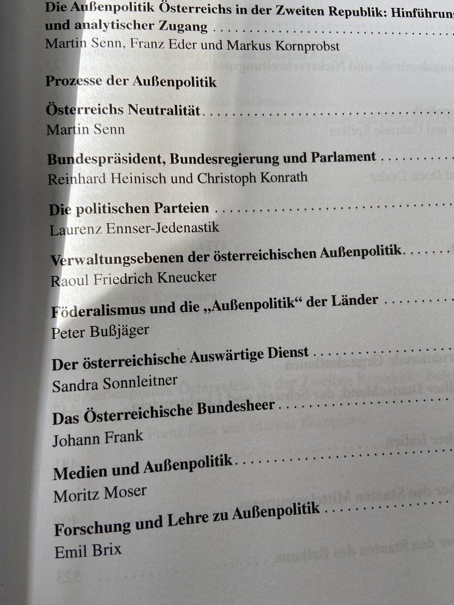 PeterBussjaeger's tweet photo. Jetzt ist das Handbuch der österreichischen Außenpolitik auch in der Print-Ausgabe angekommen! Vielen Dank @SennMartin @franzeder https://t.co/g88irNnWAj